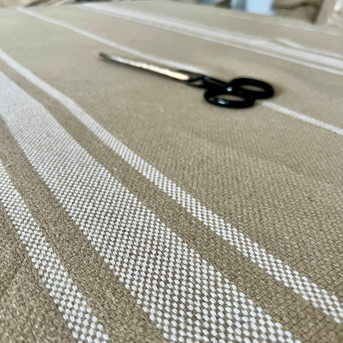 'Montblanc' Rustic White Stripe Slubby Linen Ovengloves